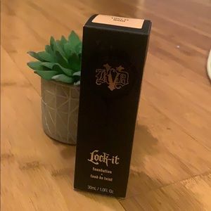 Kat Von D lock it foundation light 45 warm